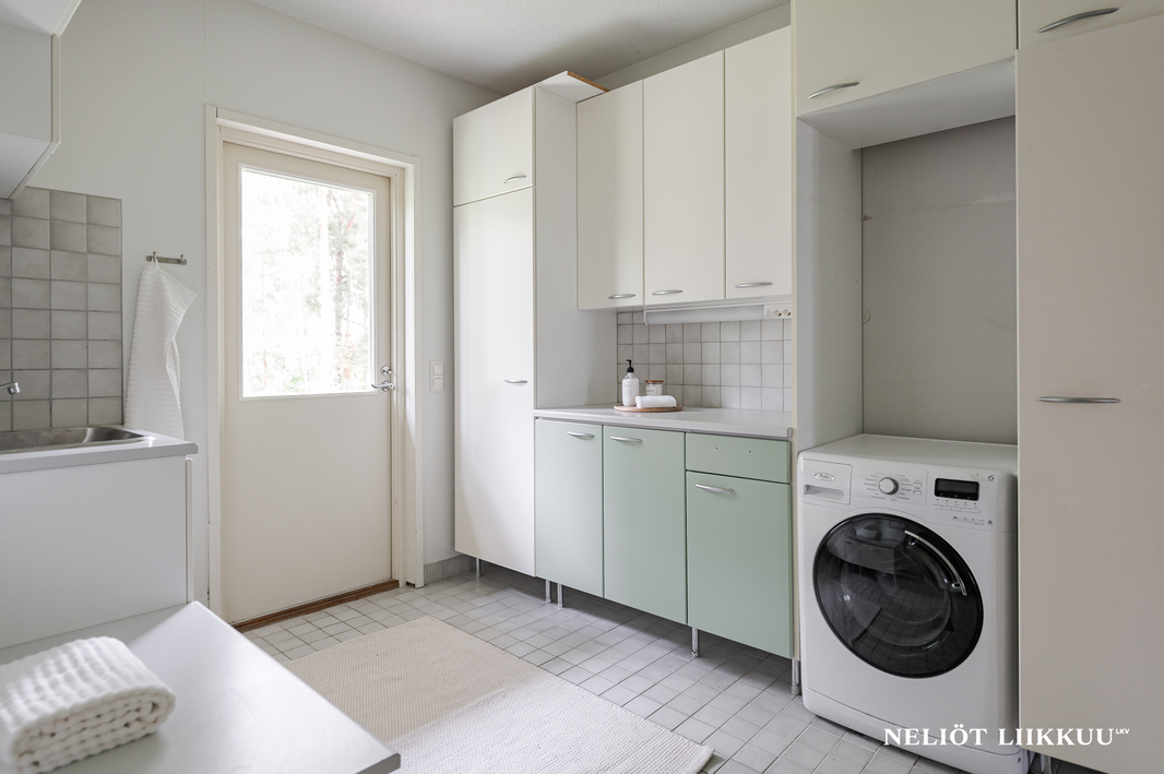 Kodinhoitohuoneesta käynti ulos