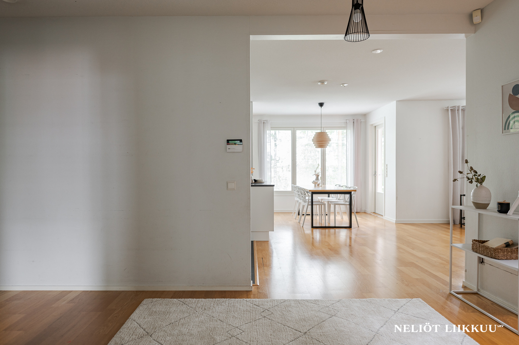 Eteisaulasta keittiöön/olohuoneeseen kuvattu