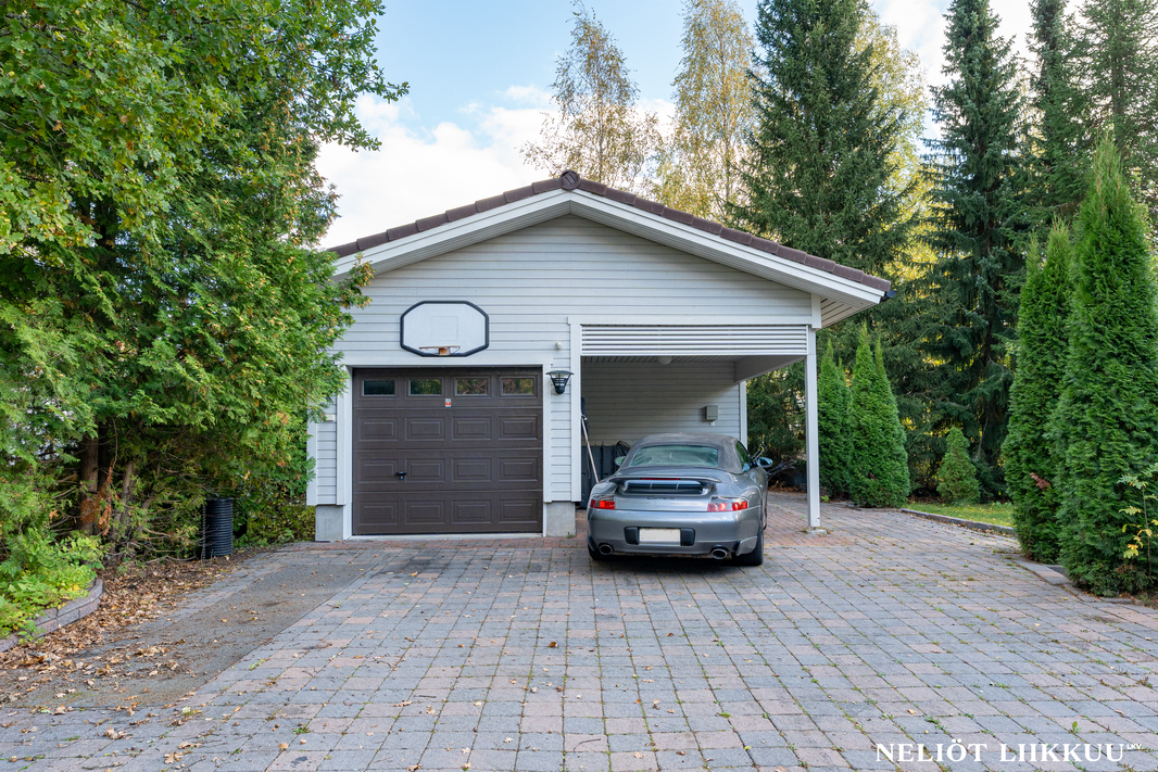 Autotalli sekä katos