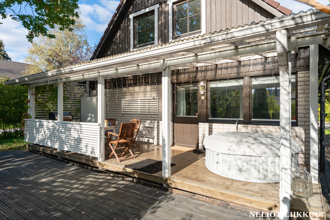 Terassia kahdella sivulla