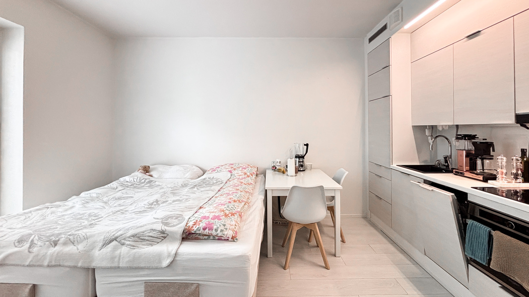 Kuvissa 180cm leveä sänky