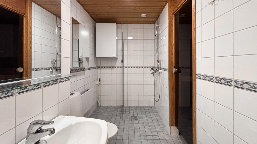 Siisti kylpyhuone ja sauna