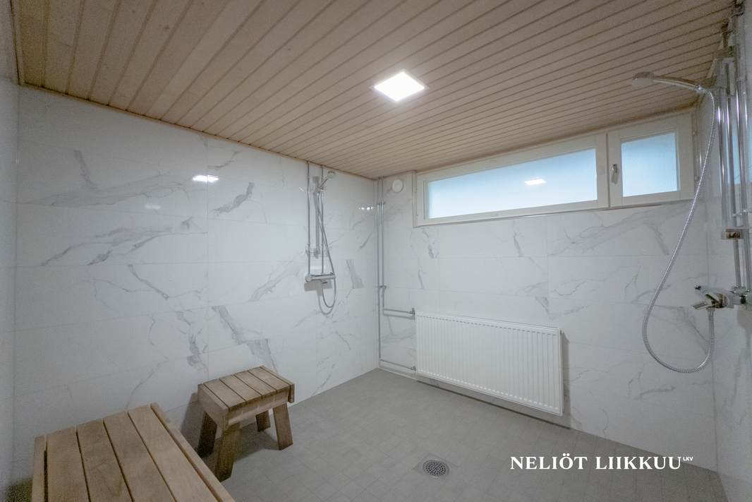 Taloyhiön saunaososaston kylpyhuone