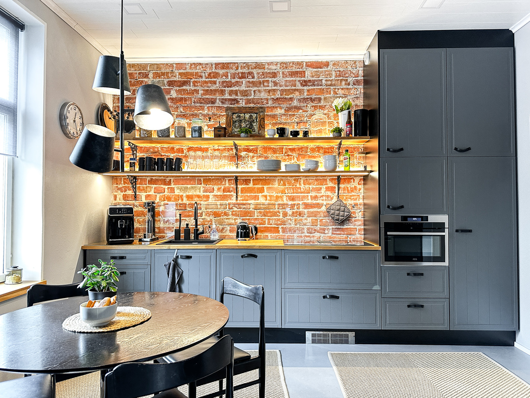 yhteiskäytössä oleva keittiö alakerran toimiston kanssa