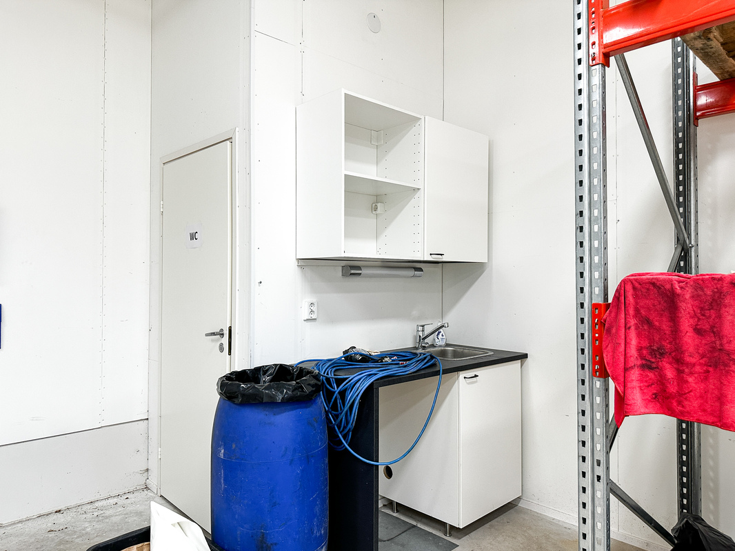 pieni mini keittiö varaston puolella