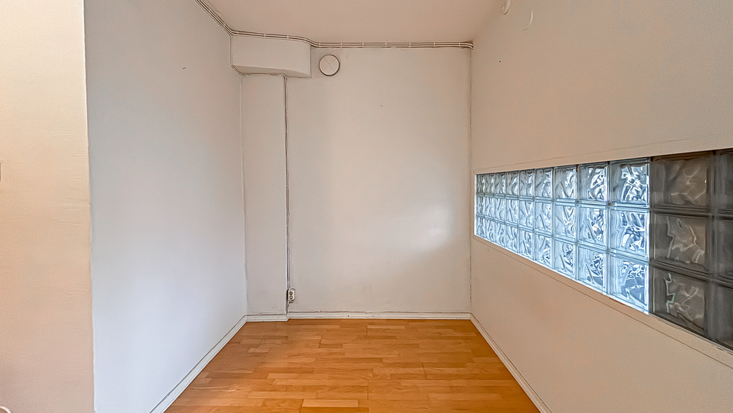 Alkovi, johon mahtuu täysimittainen parisänky