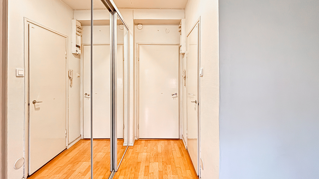 Eteisessä runsaasti kaappitilaa