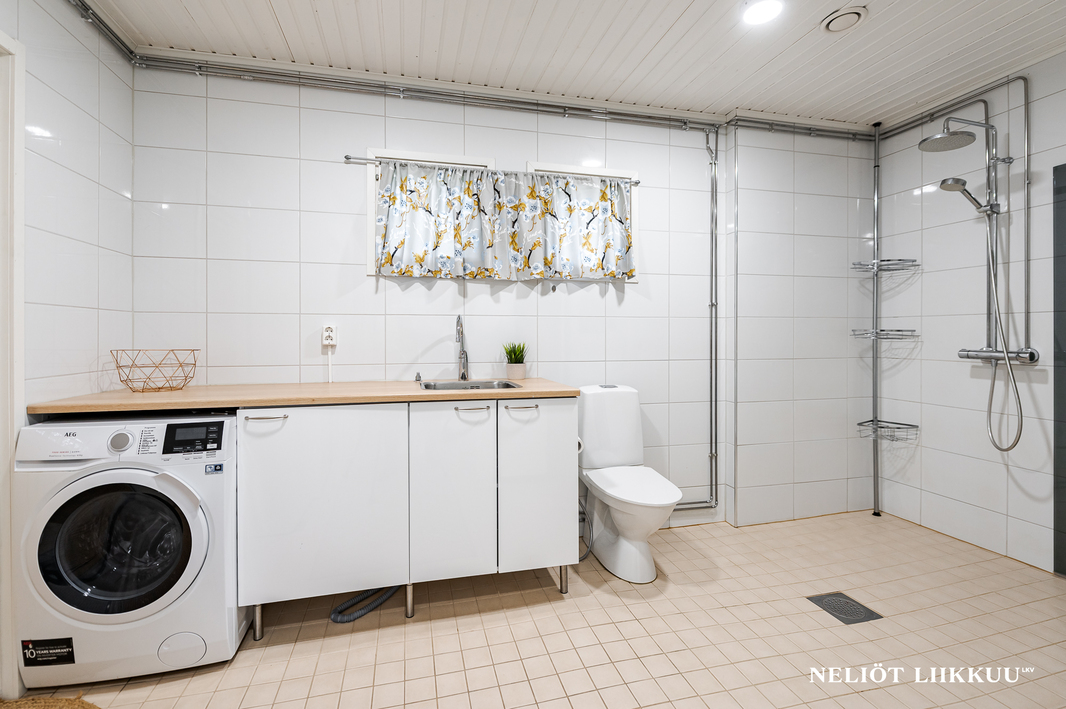 Kodinhoitotilasta käynti katetulle terassille