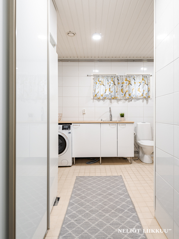 Keittiöstä käynti kodinhoitilaan