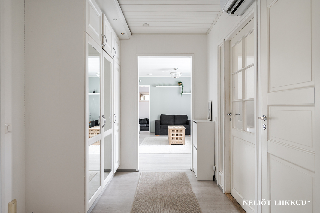 Eteisestä olohuoneeseen kuvattu