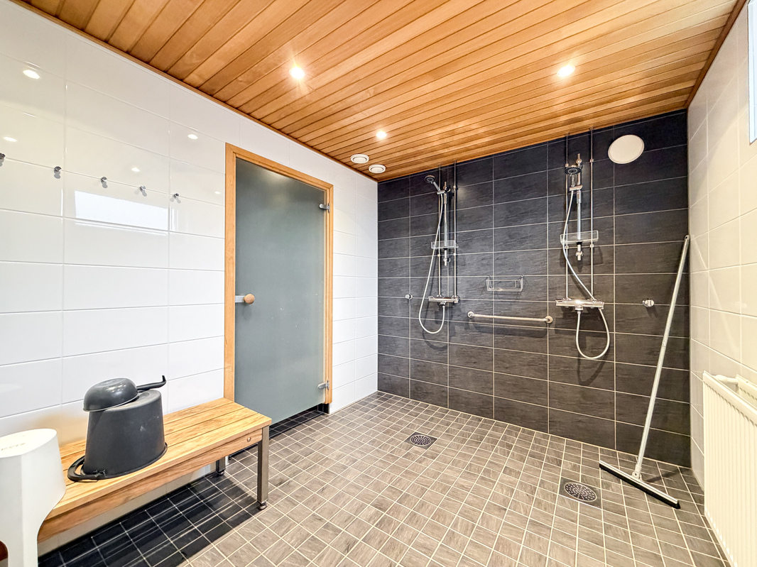 Taloyhtiön saunatilojen suihkutilat