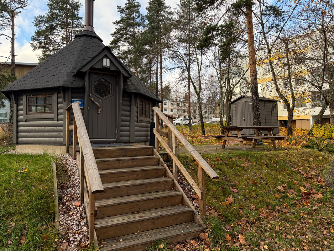 Sisäpihalla grillipaikka