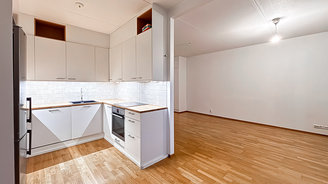 Keittiö avautuu olohuoneeseen