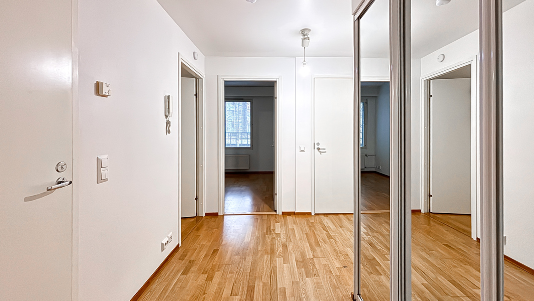 Eteisessä kaappitilaa