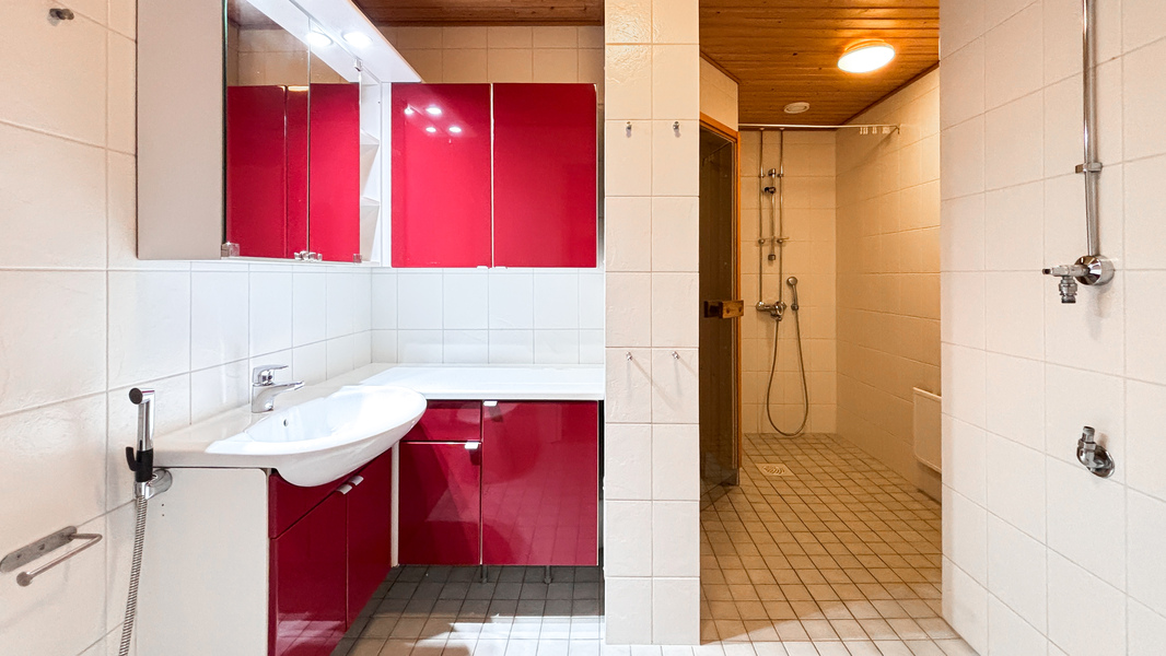 Siisti kylpyhuone ja oma sauna