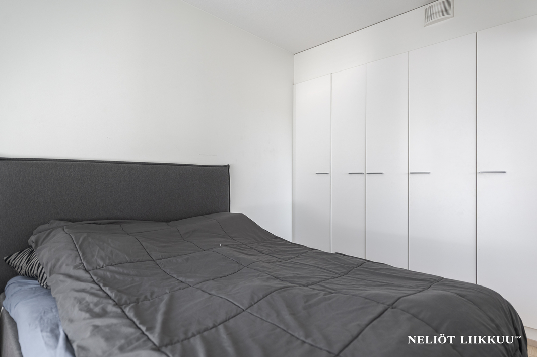 Makuuhuoneessa kiintokalusteet