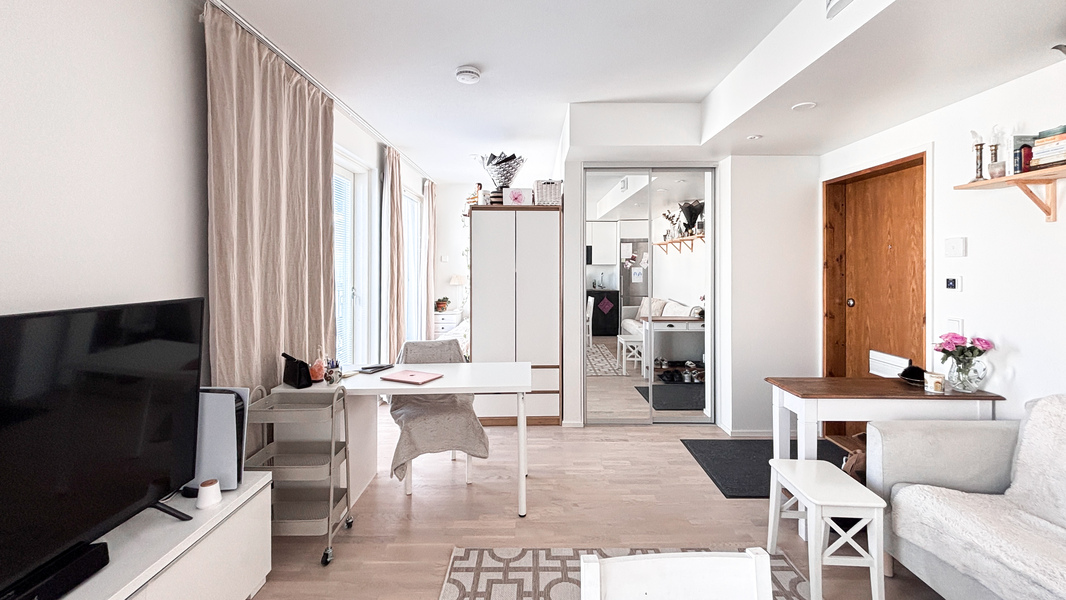 Eteisessä peilikaapissa tilaa