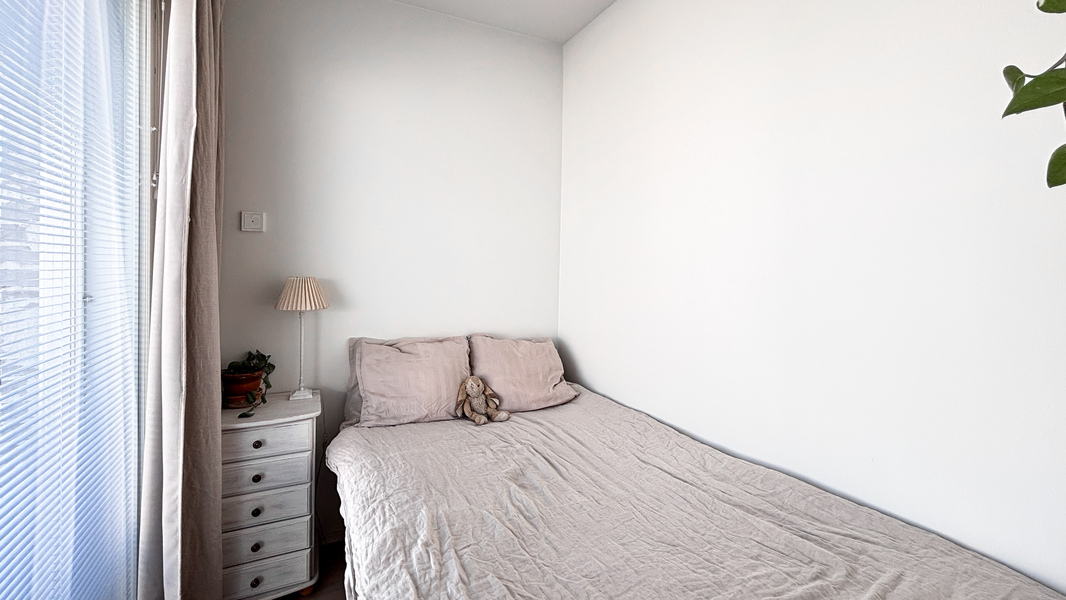 Alkoviin mahtuu täysimittainen sänkykin (kuvassa 120 cm)