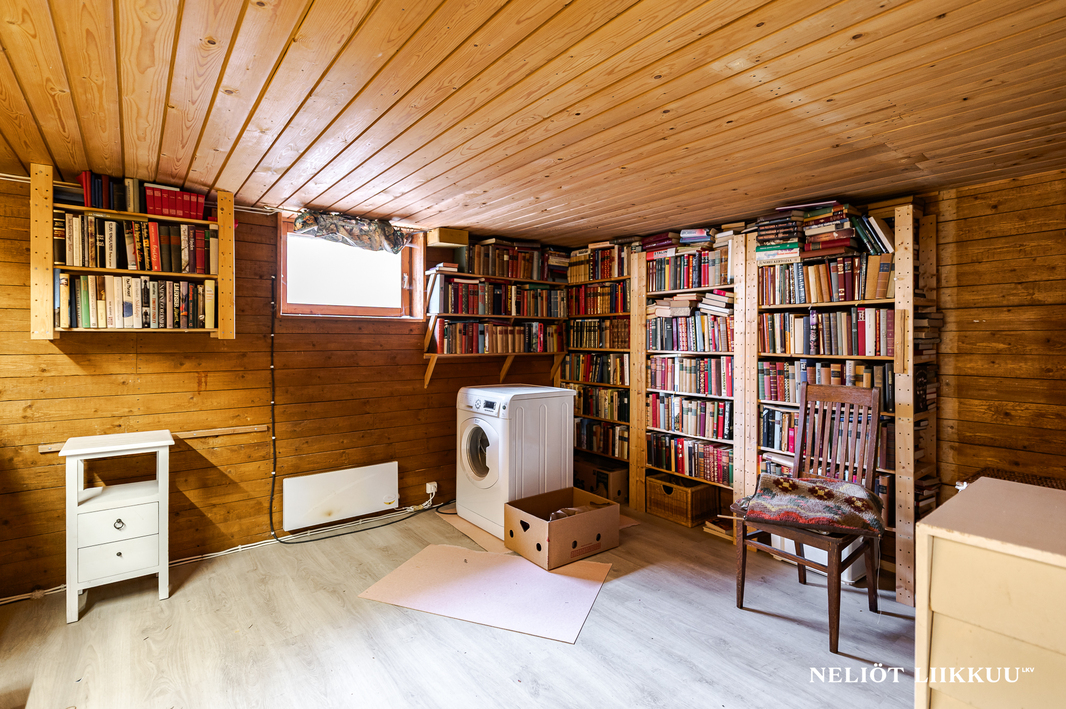 Kellarin kirjastohuone