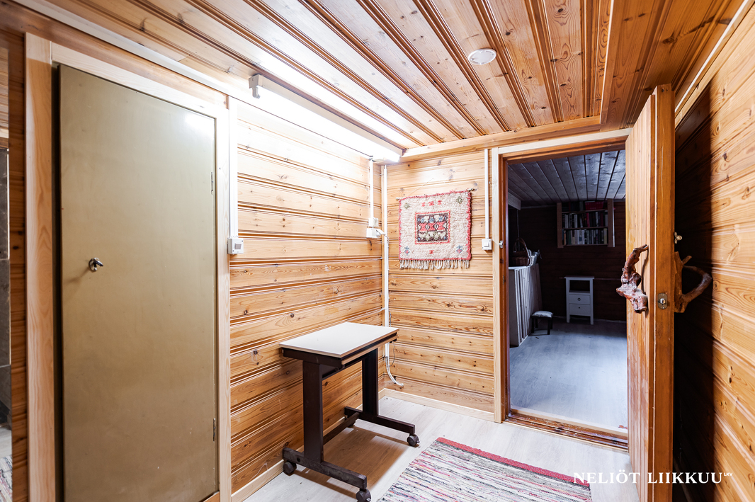 Kellarin aulatilasta huoneeseen kuvattu