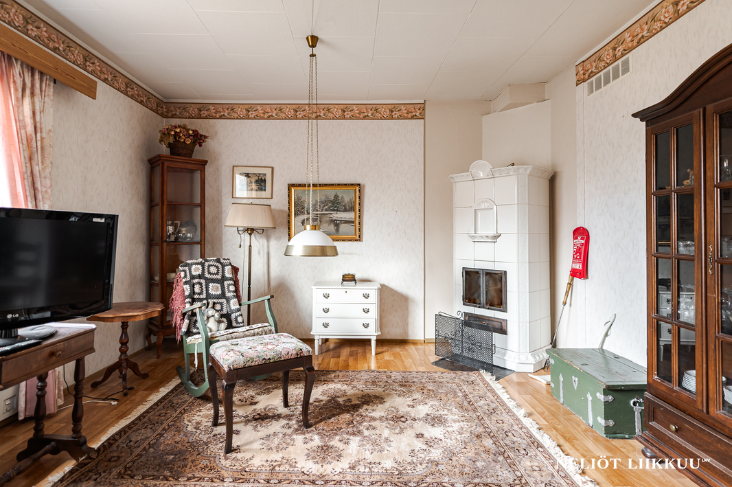 Olohuoneessa varaava takka