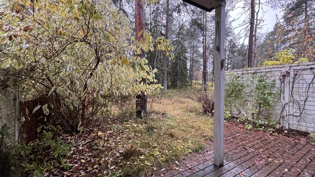 Olohuoneesta pääsy omalle pihalle