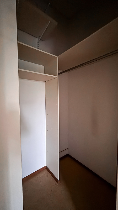 Makuuhuoneen yhteydessä vaatehuone