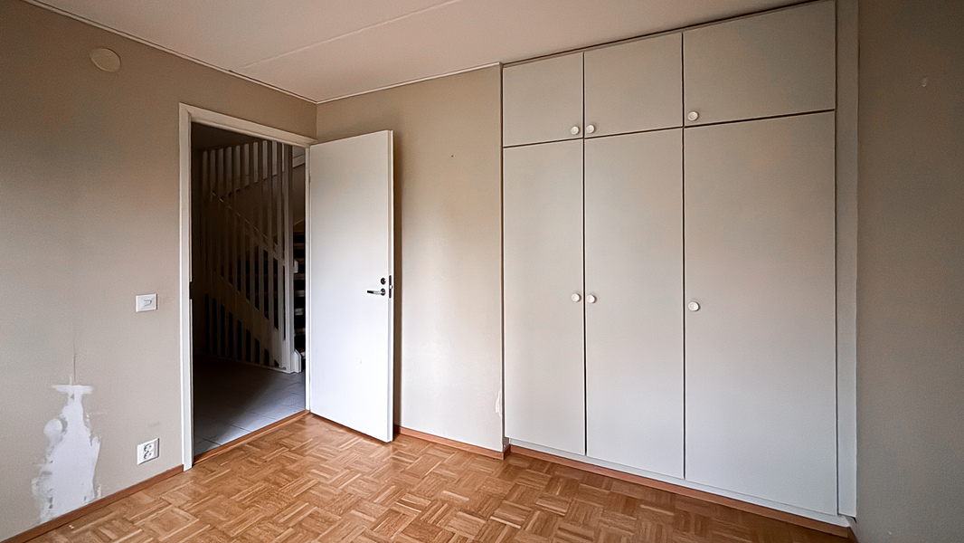 Makuuhuoneessa kaappitilaa