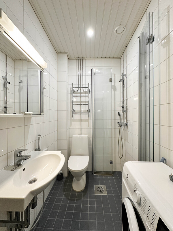 Pyykinpesukone kuuluu asuntoon.