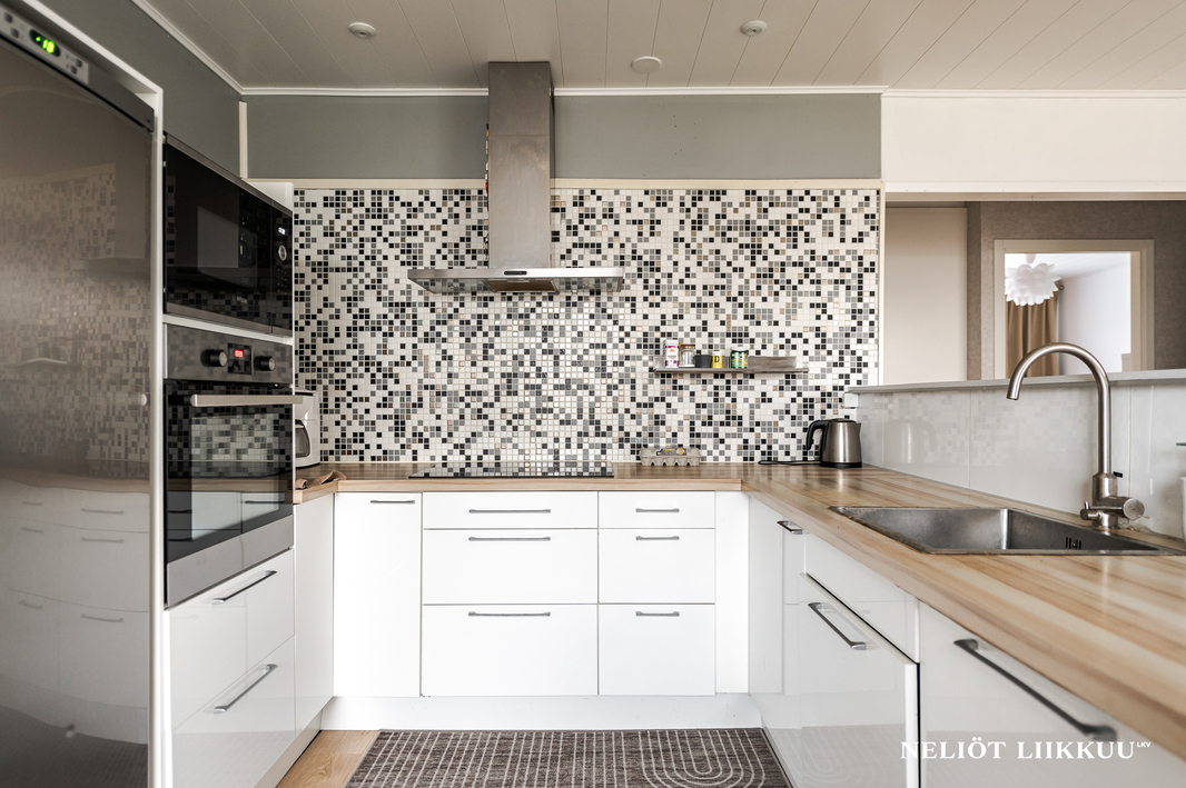 Upeaksi remontoitu keittiö