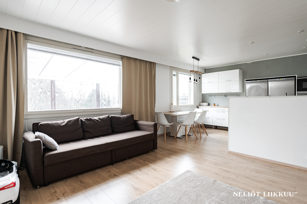 Olohuoneessa isot ikkunat