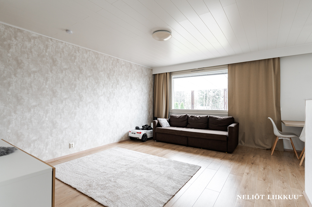 Olohuoneesta käynti takapihan tilavalle terassille