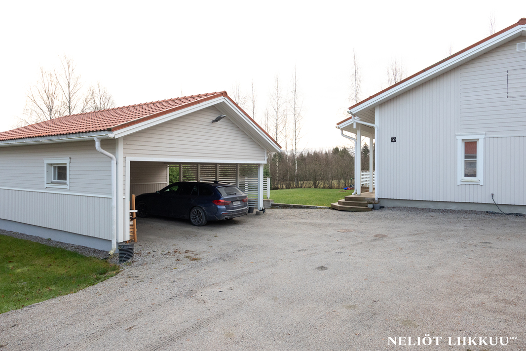 2 auton autokatos. Katoksen päädyssä varasto.