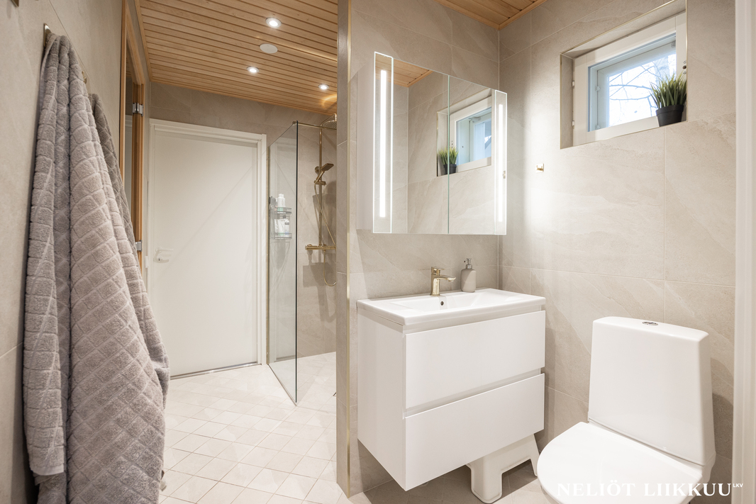 Kylpyhuoneessa toinen wc