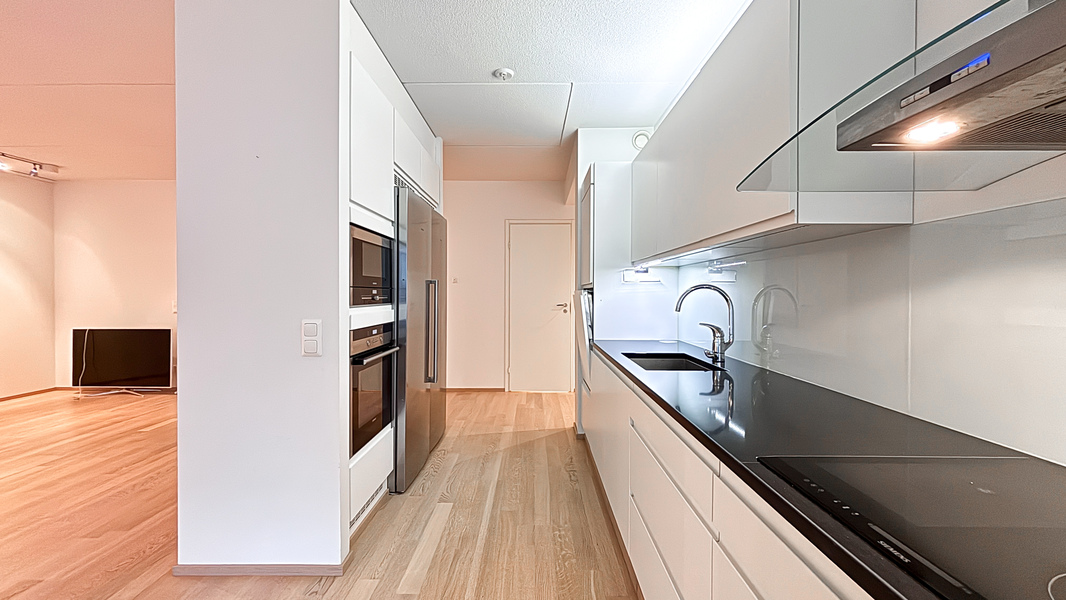 Moderni ja tilava keittiö