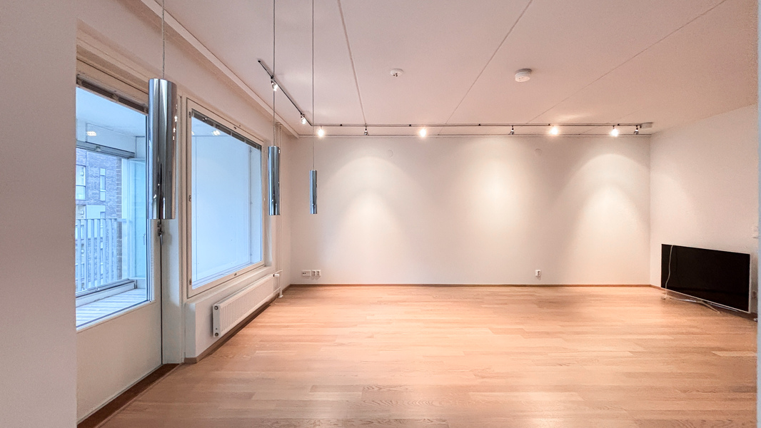 Olohuone jatkuu lasitetulle parvekkeelle