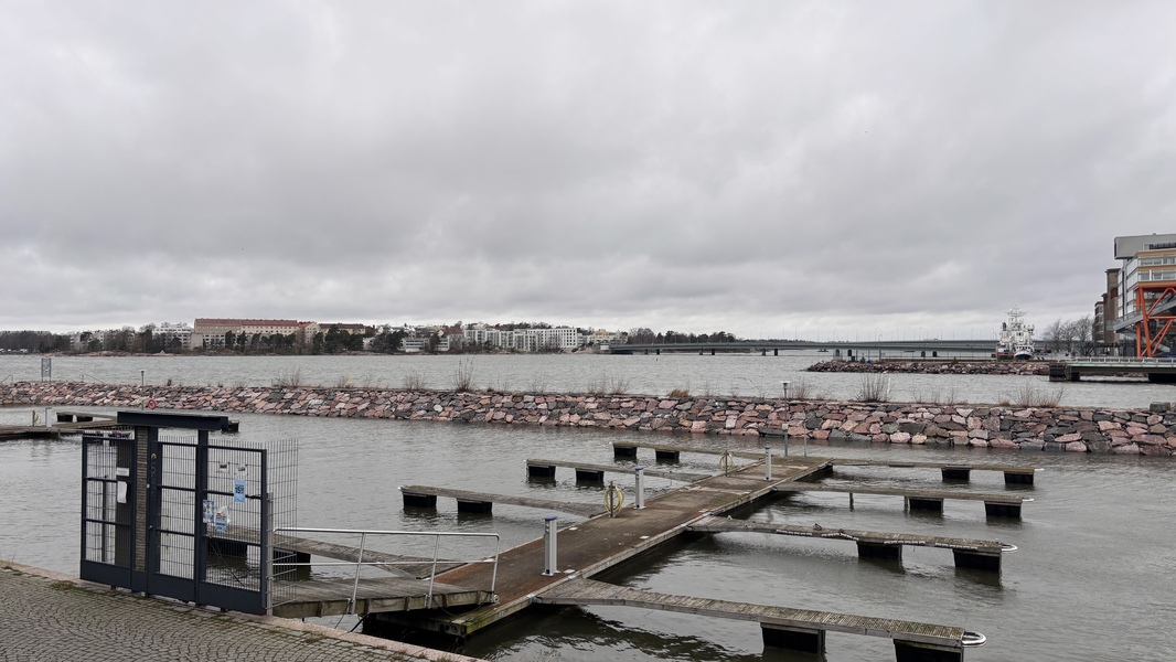 Talo sijaitsee meren rannassa upeilla näkymillä