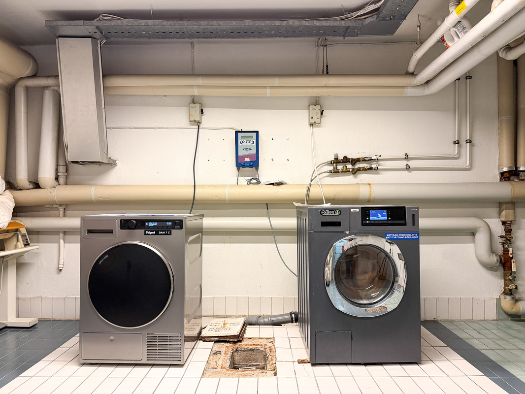 Pesutupa samassa kerroksessa aivan asunnon vieressä ja helposti käytettävissä