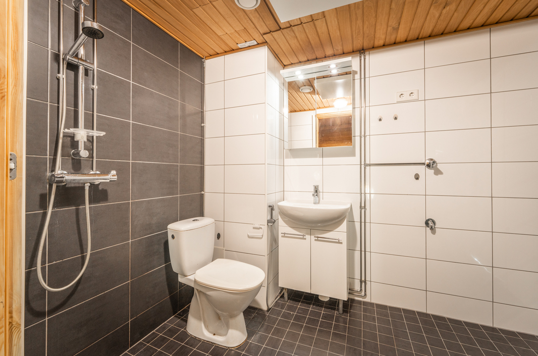 Kylpyhuoneessaa pk-liitäntä mahtuen myös kuivausrumpu