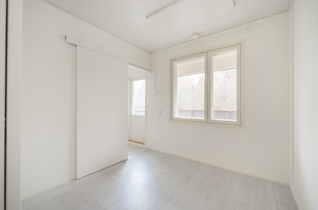 Makuuhuoneessa liukuovi