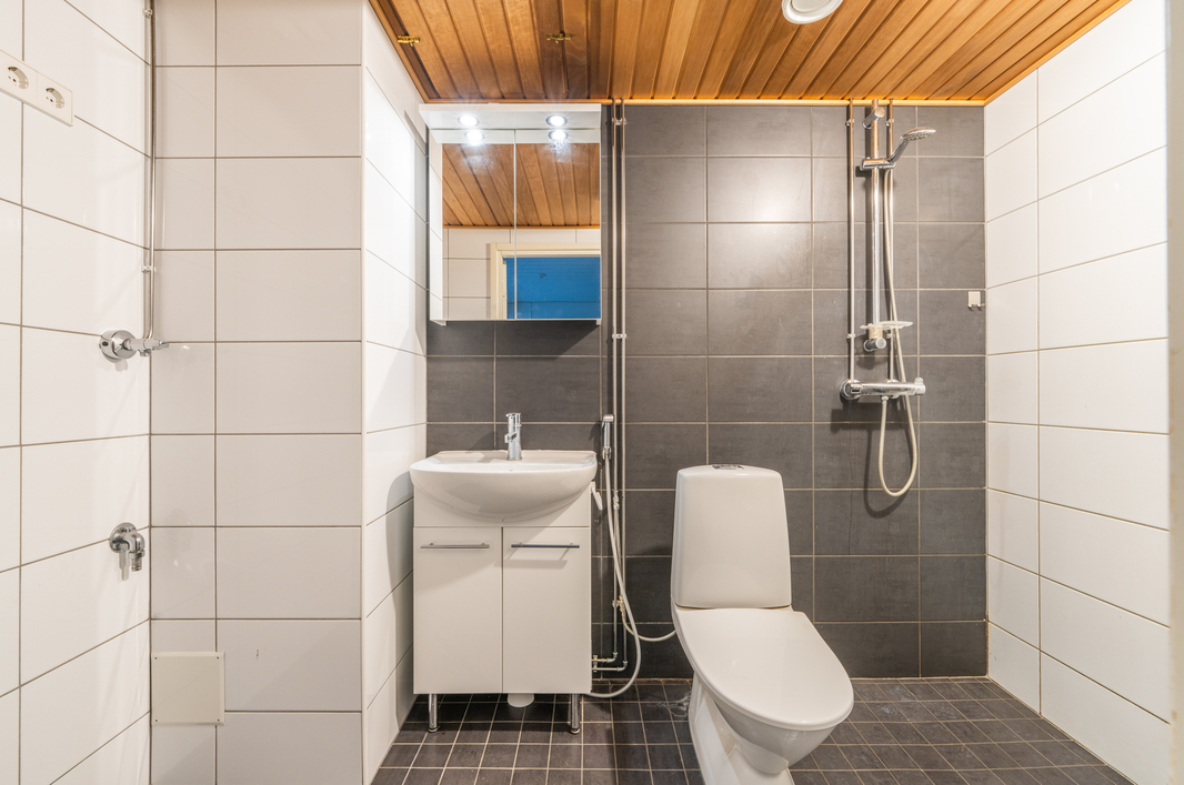 Kylpyhuoneessa pk-liitäntä mahtuen pesutorni