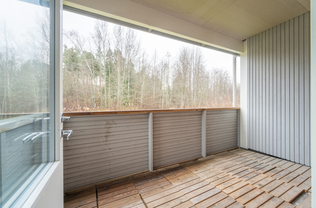 Olohuoneesta kulku isolle parvekkeelle