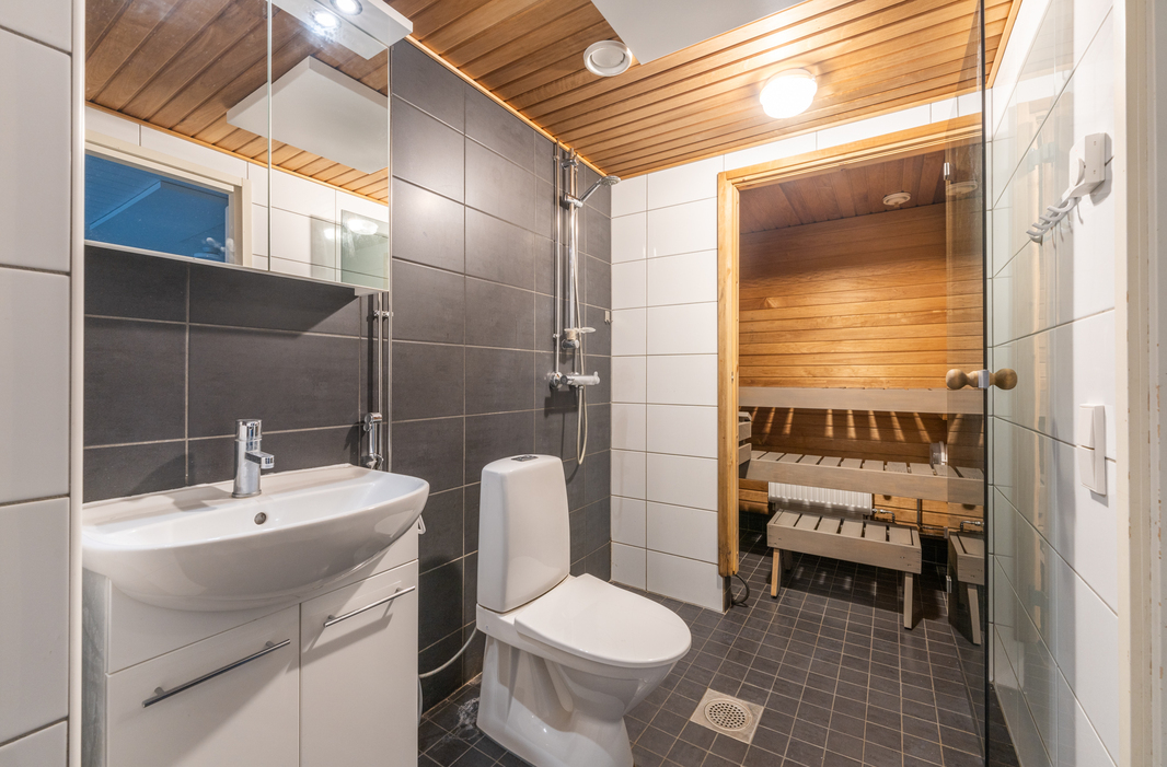 Kaakeloitu kylpyhuone/wc