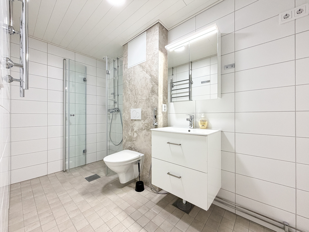 Kylpyhuone juuri remontoitu putkriemontin yhteydessä