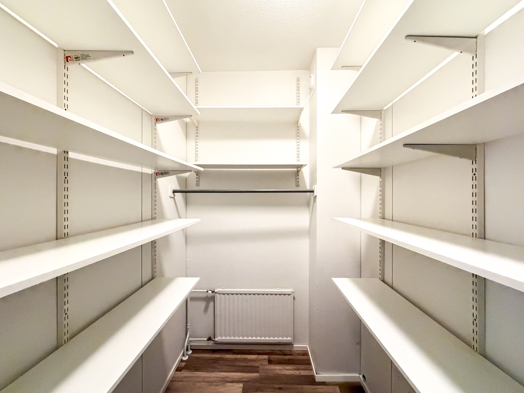 Vaatehuoneessa hyvin säilytystilaa