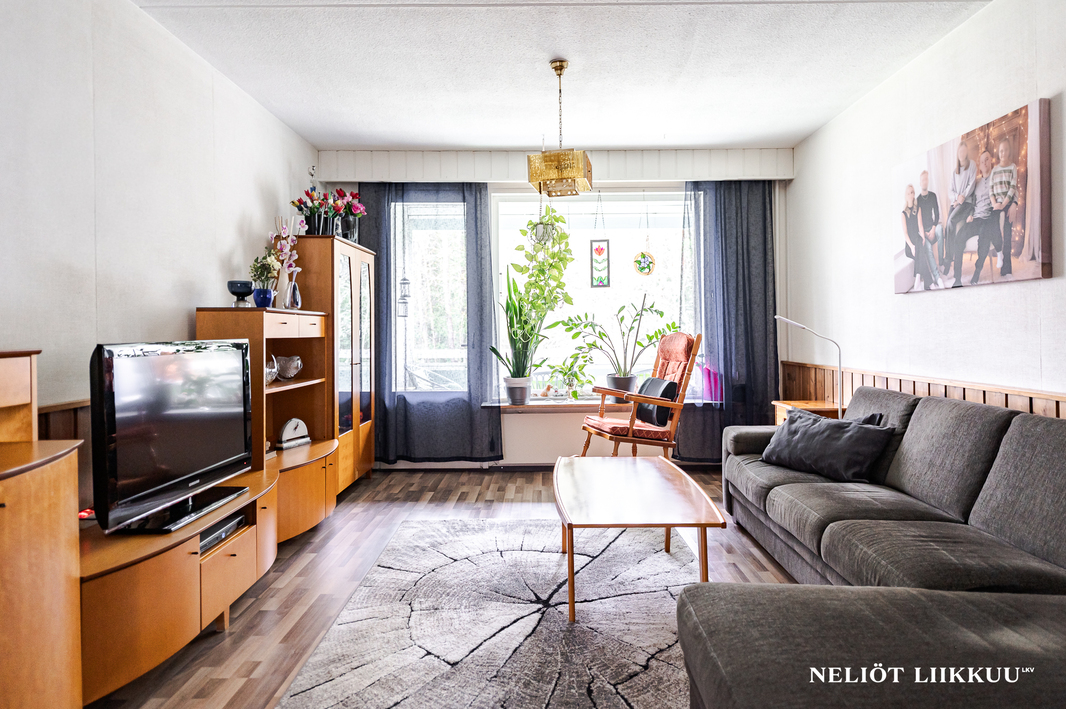 Olohuoneesta käynti lasitetulle parvekkeelle