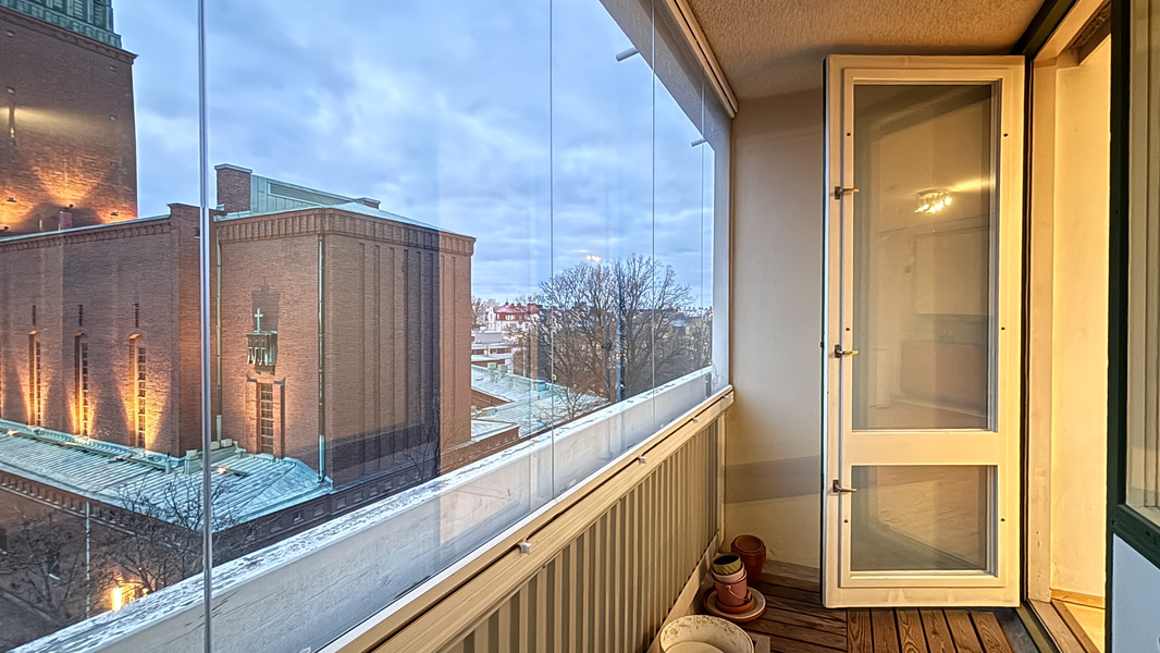 Parvekkeelta viistossa näkymät Mikael Agricolan kirkkoon