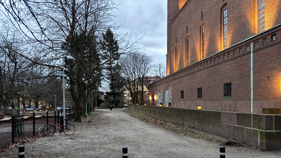 Talon edessä Tehtaanpuisto