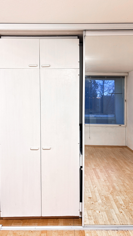 Peilikaapin takana vaatekaappi