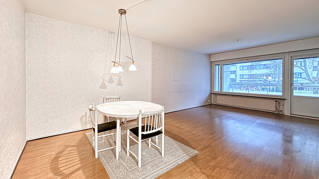 Suuri ja valoisa olohuone